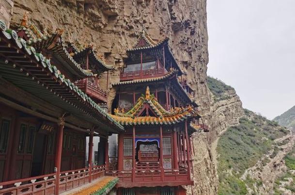 夏天去比利时旅游穿什么衣服合适
